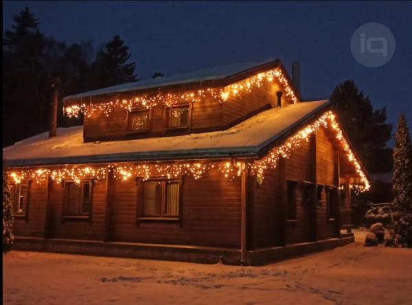 Новогоднее освещение домов, украшение дома к Новому году гирляндами, бахромой и неонов — фото 2